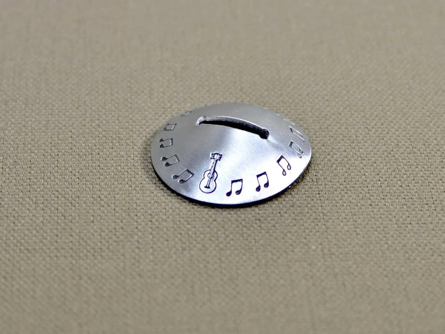 Aluminum disc shaped guitar pick stand with musical inspiration