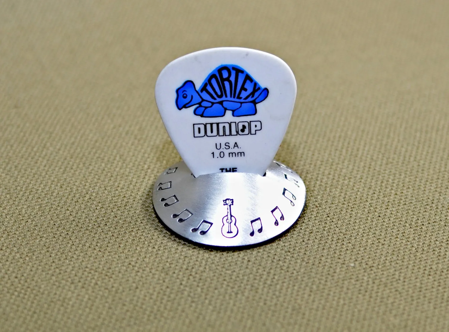Aluminum disc shaped guitar pick stand with musical inspiration