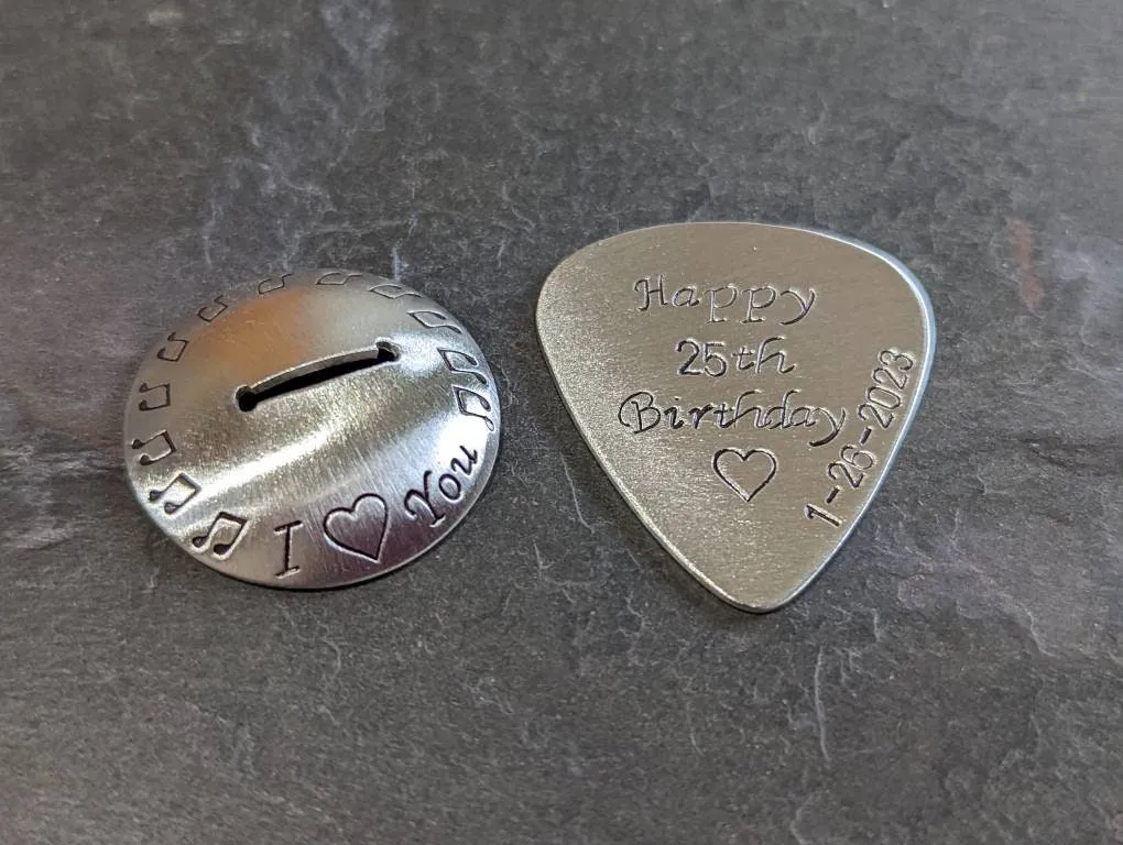 Guitar pick with stand in Sterling Silver